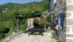 repas extérieur sous pergolas, gîte rdc volet bleue
