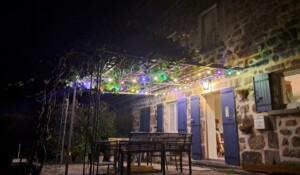 table sous pergolas la nuit.
