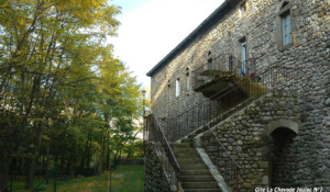 Bâtisse, escaliers et extérieurs