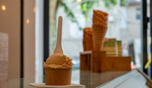 Présentation d'une glace dans un pot sur le comptoir