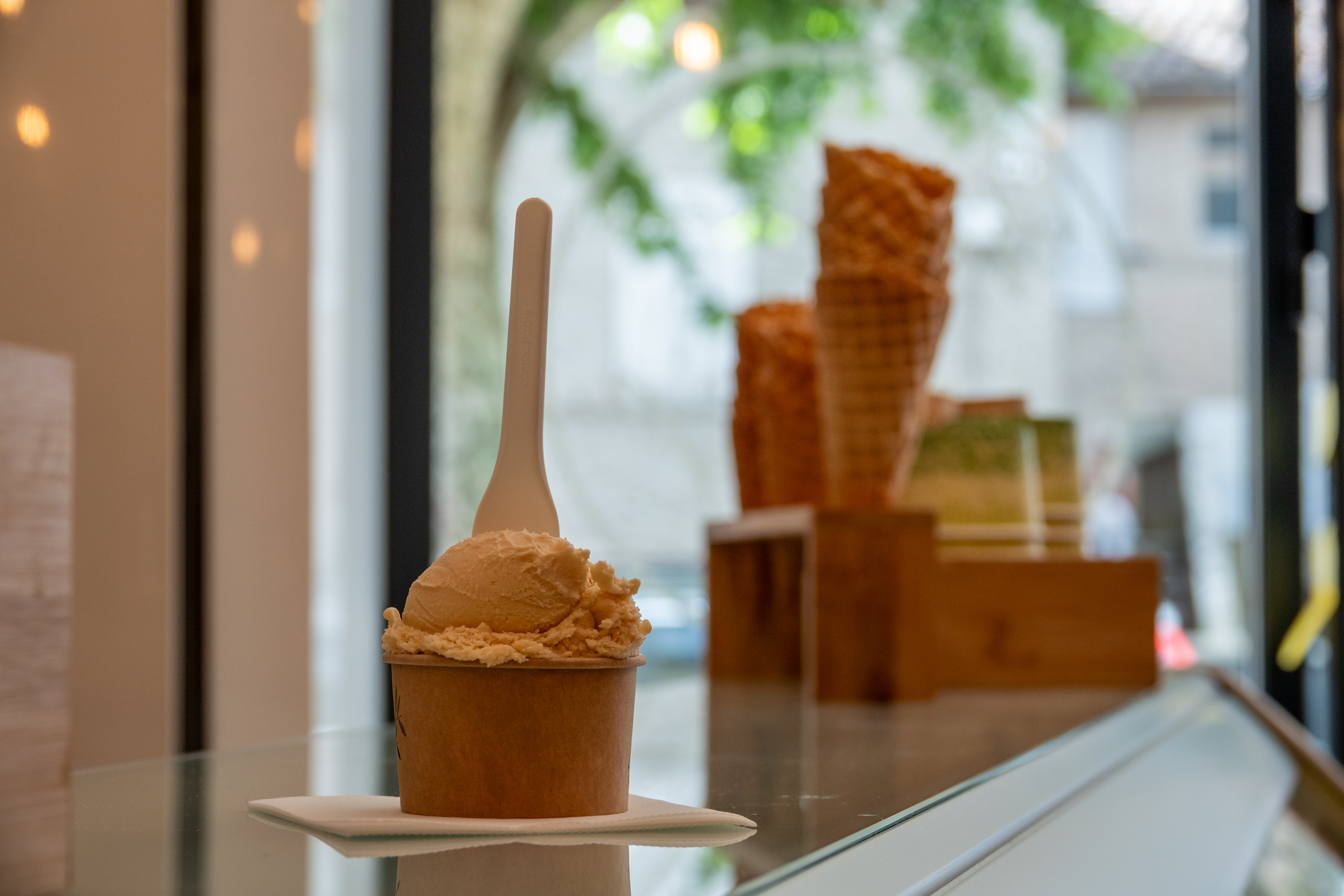 Présentation d'une glace dans un pot sur le comptoir