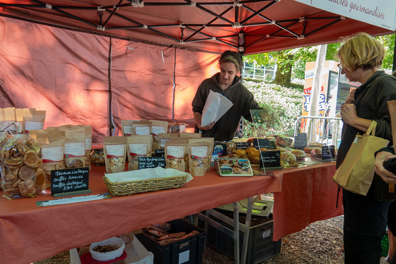 Gourmandises au marché de Neyrac