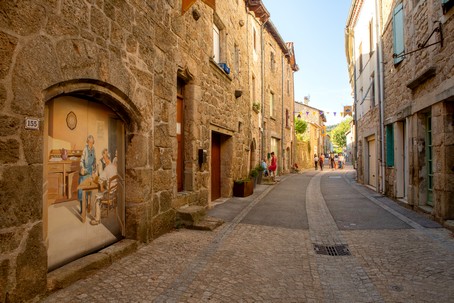 La Grand Rue dans le village de caractère de Meyras en Ardèche