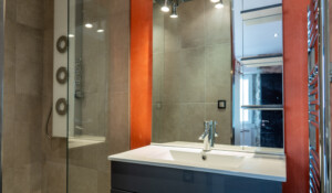 Salle de bain avec douche, gite Grisou à Barnas
