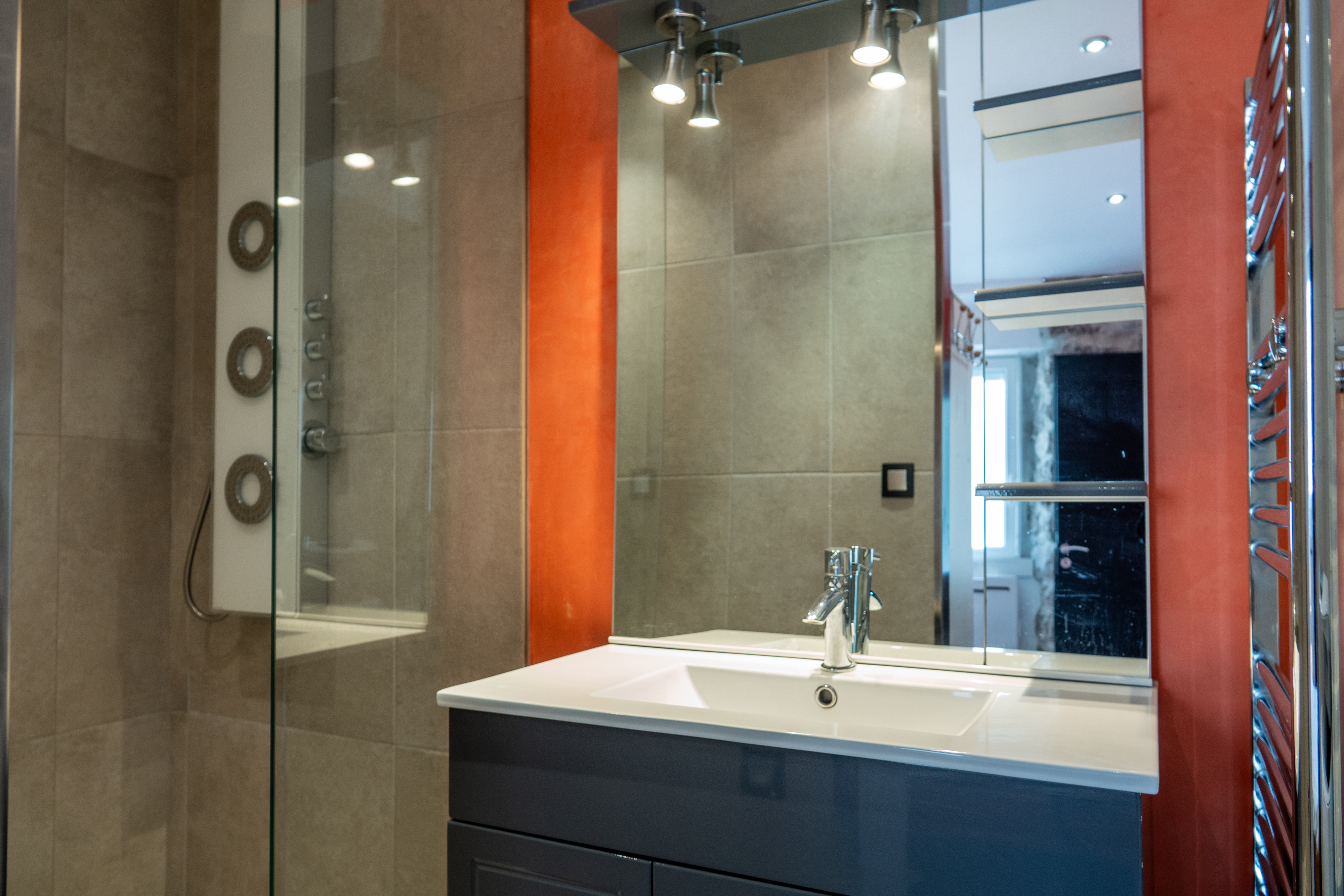 Salle de bain avec douche, gite Grisou à Barnas