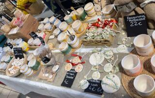 Marché de Noël de créateurs et producteurs locaux à Fabras céramique et objets d'artisanat au marché de Noël à Fabras en Ardèche - ©toutatis07