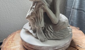 sculpture dame qui pense