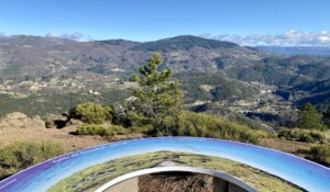 Table d'orientation au sommet du volcan