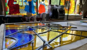 Vitrail en cours de construction