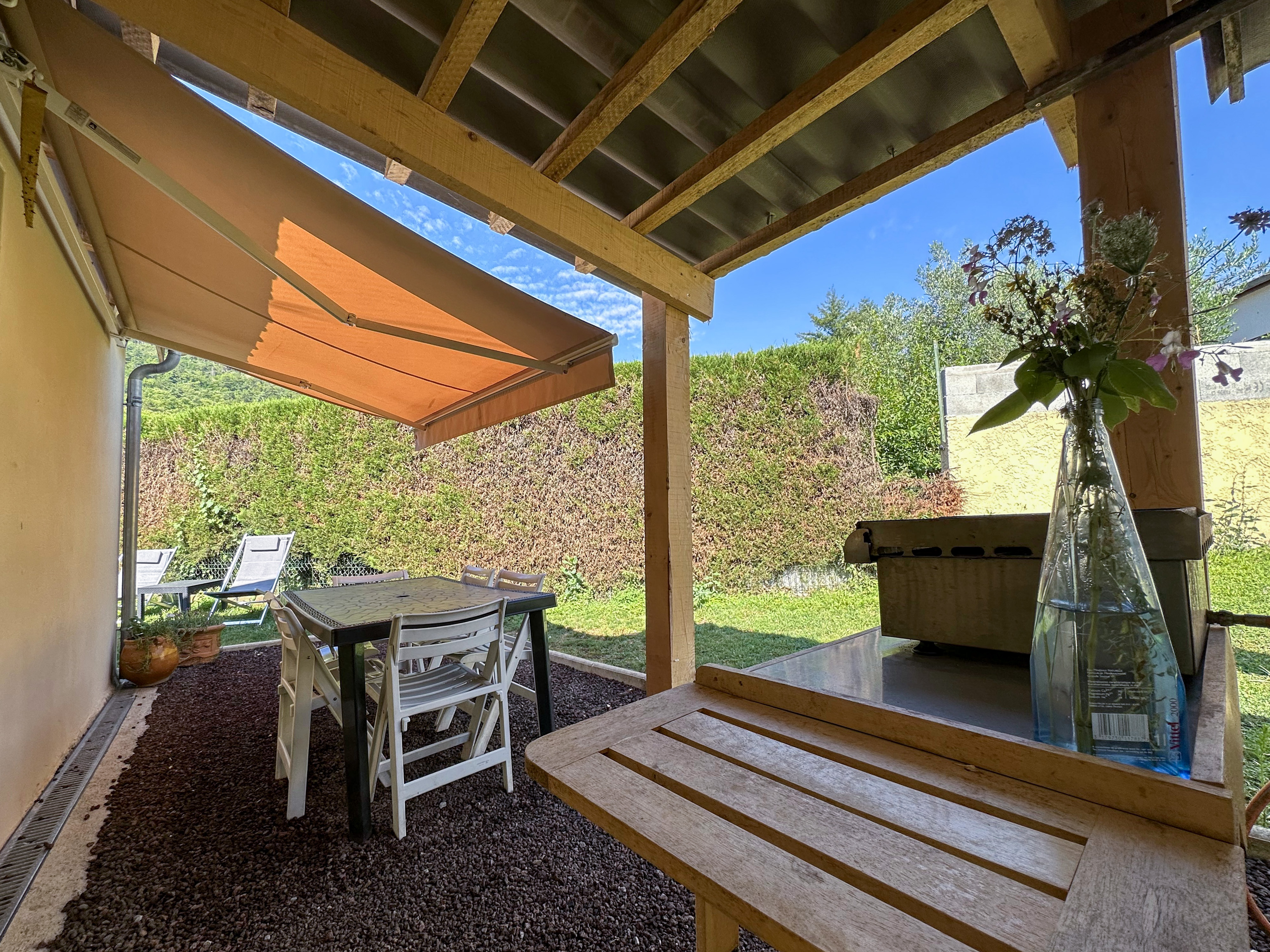 Vue terrasse avec ombrage