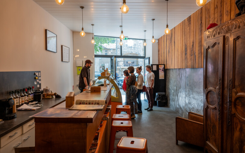 Vue intérieure avec un groupe de personne à l'entrée