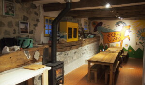 Cuisine partagée non loin de la yourte, hébergement insolite au Mas du Pestrin à Meyras