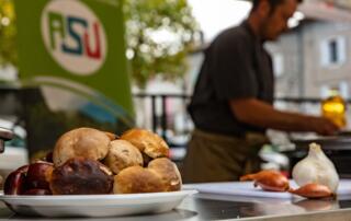 Jaujac - Ardèche s'invite au Menu - préparation de cèpes©sourcesetvolcans - ©sourcesetvolcans