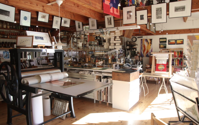 L'intérieur de l'Atelier passions croisées à Jaujac réunissant 2 artistes Daniel Van Cutsem et Elisabeth Roux