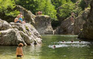 Baigneurs dans le Lignon à Jaujac - ©S.Bugnon_OTASV