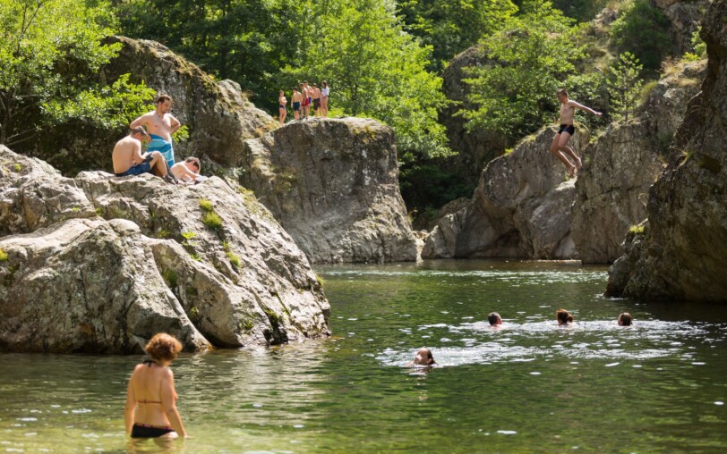 Baigneurs dans le Lignon à Jaujac