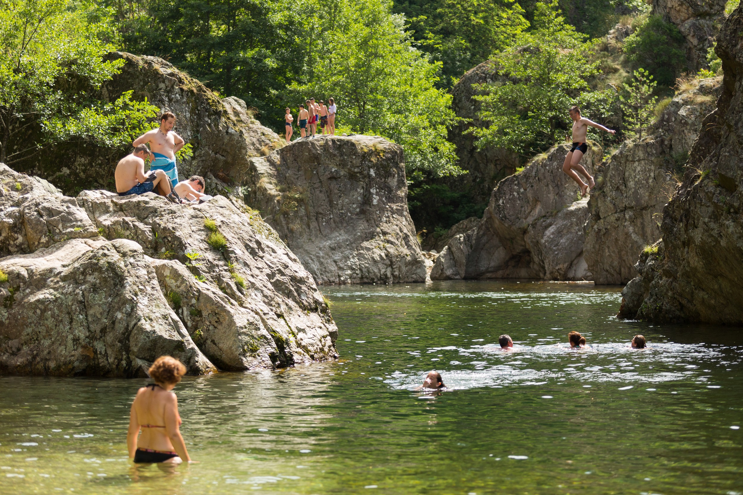 Baigneurs dans le Lignon à Jaujac