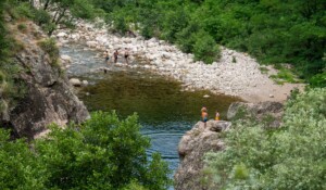 Jaujac - Baignade de fin d'été à la Turbine ©sourcesetvolcans
