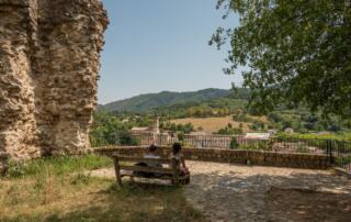 Belvédère du donjon du Chastelas à Jaujac avec un couple bien à l'ombre sur un banc - ©sourcesetvolcans