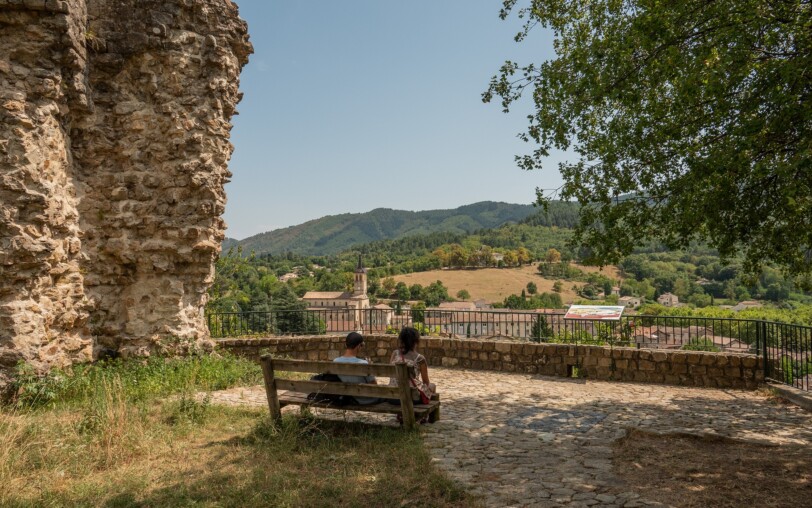 Belvédère du donjon du Chastelas à Jaujac avec un couple bien à l'ombre sur un banc