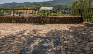 Belvédère du donjon du Chastelas à Jaujac et sa terrasse d'orientation
