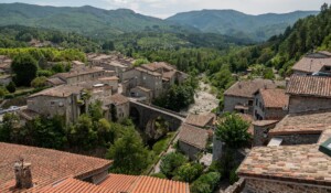 Belvédère du donjon du Chastelas à Jaujac avec vue sur le quartier médiéval