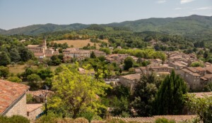 Belvédère du donjon du Chastelas et sa vue sur l'église et le volcan de Jaujac
