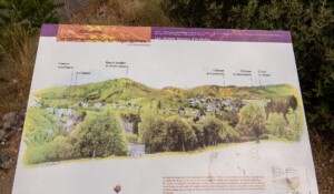 Belvédère du volcan - table d'orientation du cratère de la Coupe de Jaujac et sa coulée