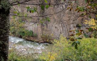 Jaujac - Coulée basaltique à l'automne ©sourcesetvolcans - ©sourcesetvolcans