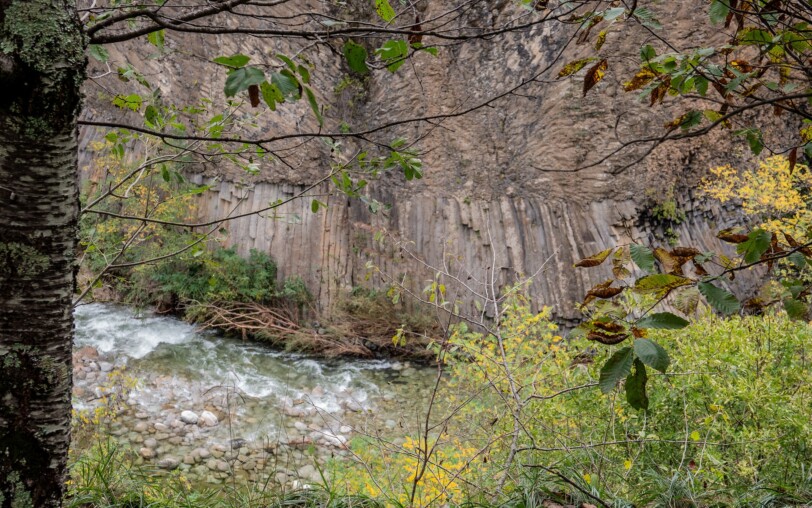 Jaujac - Coulée basaltique à l'automne ©sourcesetvolcans