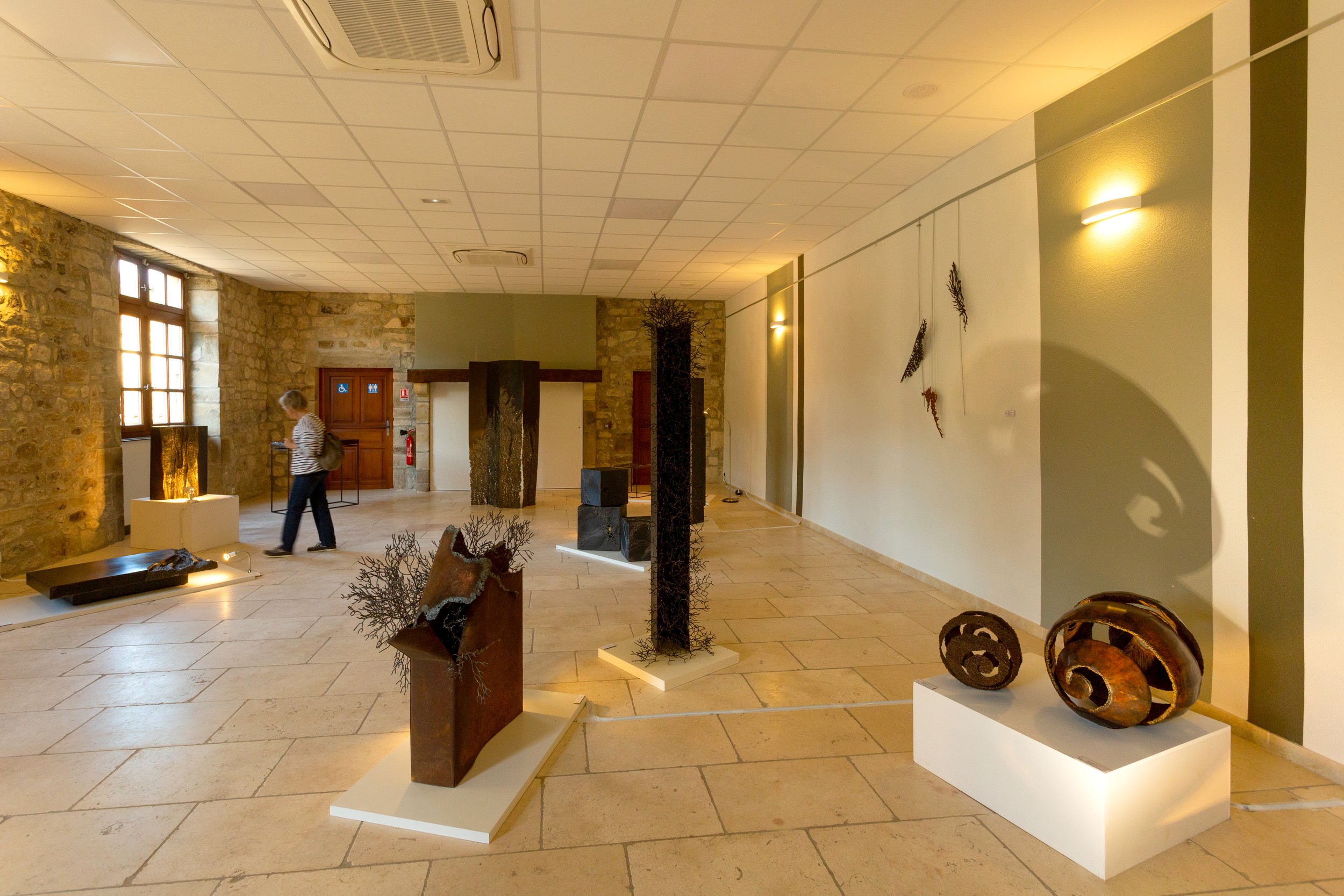 Jaujac - Exposition de Izo à Castrevieille ©S.BUGNON