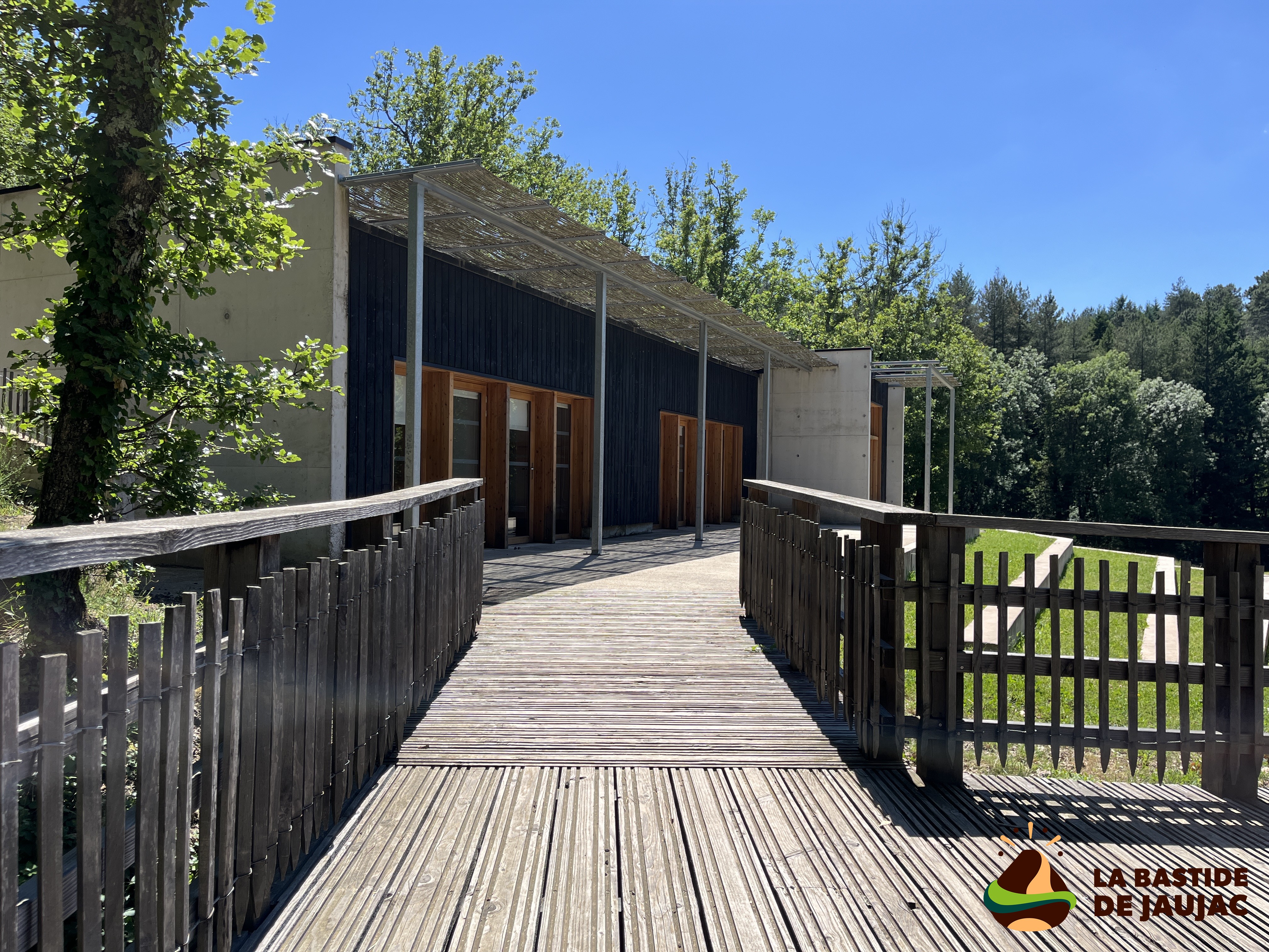 Jaujac - La bastide entrée 2