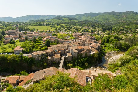 Vu depuis le quartier médiéval du chastelas dans le village de caractère de Jaujac en Ardèche