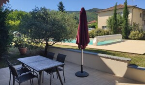 Terrasse au bord de la piscine