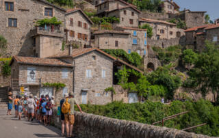 personnes sur le pont du chastelas et quartier médiéval à Jaujac (Ardèche) - ©sourcesetvolcans