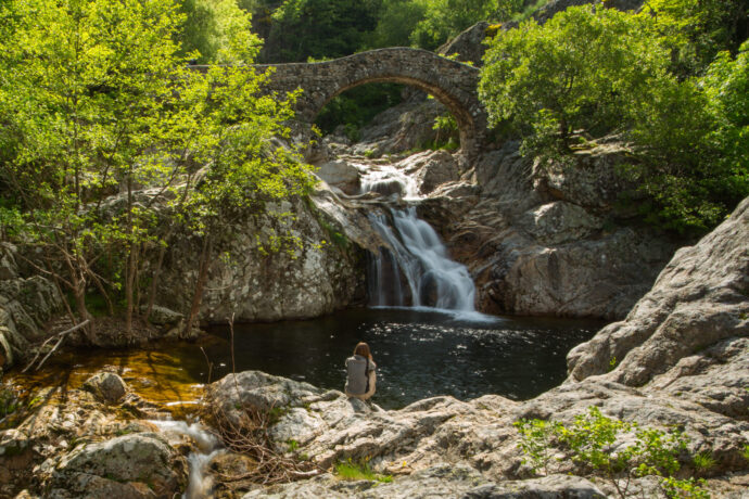 Patrimoine culture, le pont romain sur la rivière du Lignon à Jaujac en Ardèche