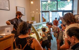 Jaujac - visite du goût - groupe dans Châtaigne et Caramel avec Xavier 5 - ©sourcesetvolcans