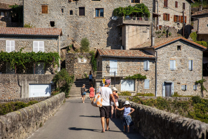 visite en famille du patrimoine du Chastelas dans le village de caractère de Jaujac en Ardèche