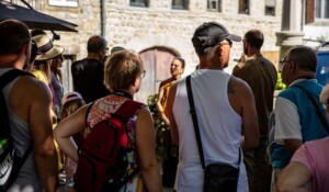Jaujac - Visite guidée du village de caractère de Jaujac - place saint bonnet à l'ombre ©sourcesetvolcans