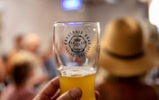 Jaujac -Dégustation de bière à la taproom DRAC - ©sourcesetvolcans