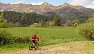 Jaujac - VTT à la Maison du Parc - vue Ladenne et Courcoussat