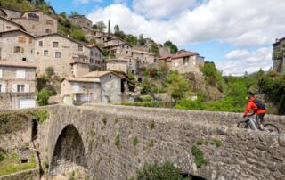 Jaujac - VTT sur le pont du Chastelas - ©sourcesetvolcans