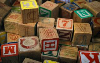 Jeux en bois - ©megan-qualley-unsplash
