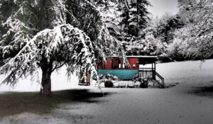 La roulotte sous la neige, hébergement insolite au Mas du Pestrin à Meyras