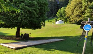 Terrain de pétanque proche de la yourte, hébergement insolite au Mas du Pestrin à Meyras