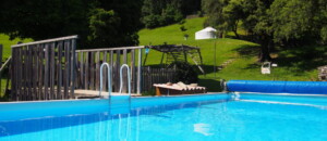 Piscine commune non loin de la yourte, hébergement insolite au Mas du Pestrin à Meyras