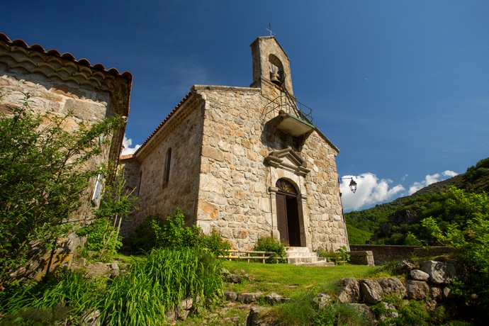 L'église Saint Régis dans le village de Péreyres en Ardèche
