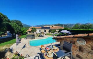 Petit déjeuner en surplombant la piscine - ©Gîtes de France