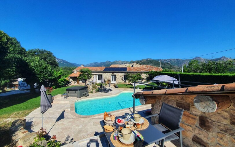 Petit déjeuner en surplombant la piscine