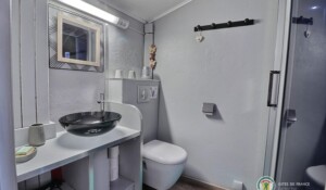 Salle d'eau avec cabine de douche à jets